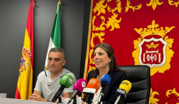 La alcaldesa, María de la Paz Fernández, ha comparecido hoy en rueda de prensa junto al concejal de Deportes, Bernardo Crespo