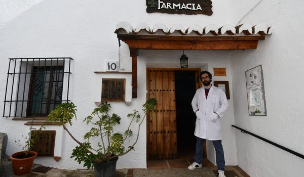 Tras ser farmacéutico adjunto en establecimientos de diferentes ciudades, Octavio apostó por ser titular de la farmacia de Benalauría