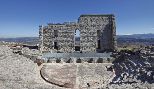 Imagen del teatro y la cavea de Acinipo