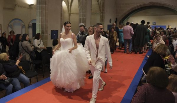 Los modelos muestran dos trajes para una ceremonia matrimonial durante el carrusel final.