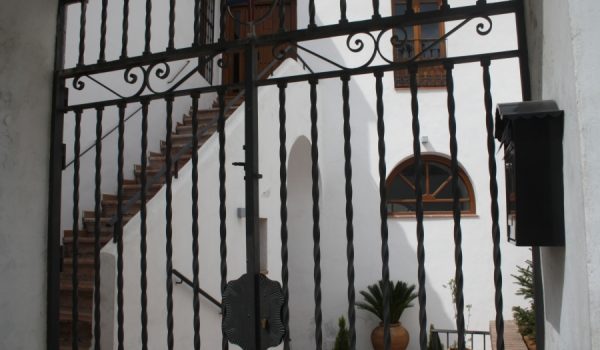 Los hechos se produjeron en esta vivienda de la calle Granada.