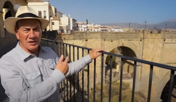 Portillo frente al Puente Nuevo
