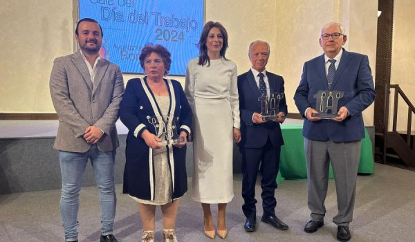 Los premiados junto a la alcaldesa