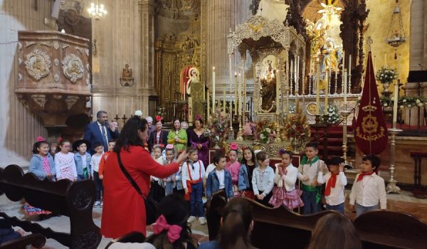 Alumnos del CEIP Miguel de Cervantes han interpretado una sevillana en la Iglesia de Santa María la Mayor.