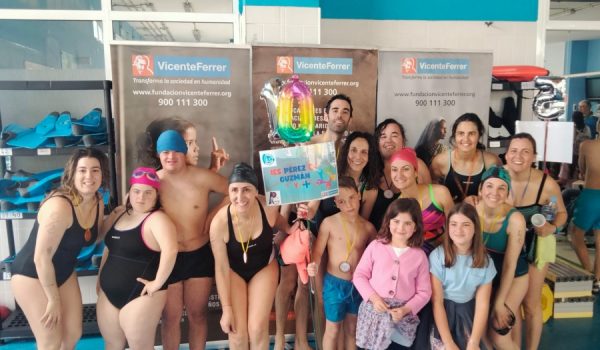 Equipo de la última edición del evento solidario celebrado en la piscina municipal.