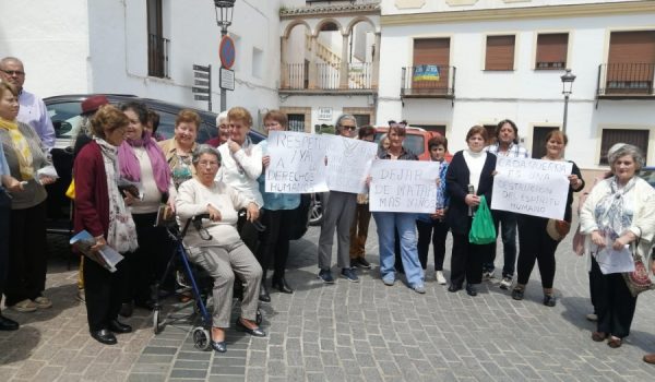 Los vecinos del municipio se han reunido junto a la iglesia sobre las 13:30, tras finalizar la misa.