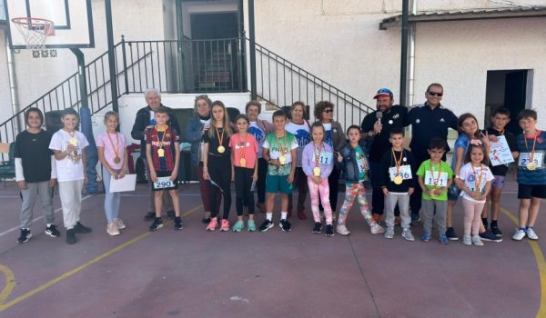 Algunos de los ganadores en el patio del colegio con representantes del colectivo social.