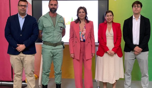 De izquierda a derecha: Manolo Guerrero, el comandante Urbano Diéguez, María de la Paz Fernández, Gemma del Corral y Rafa López