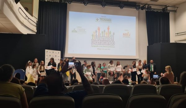 Una treintena de alumnos se desplazaron hasta Málaga para recoger el galardón y su diploma.