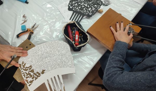 Tras pegar la plantilla en el vinilo, el segundo paso es recortar el molde con un serrucho.