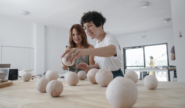 La artista Mar Guerrero trabajando en su obra en 2022