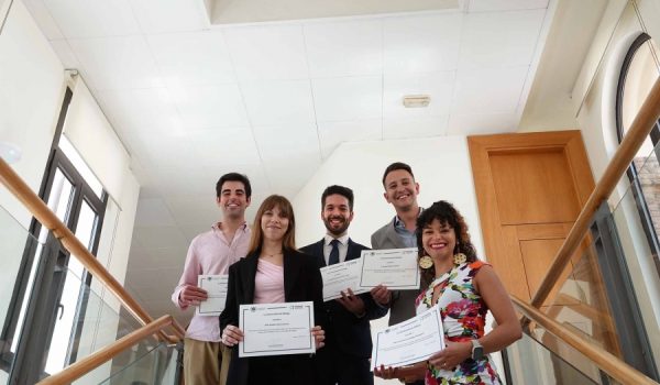 A la izquierda, Noelia posa con su reconocimiento junto al resto de galardonados