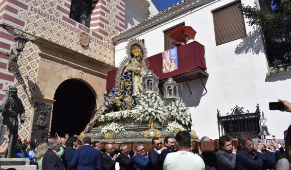 La Virgen a la salida de su santuario