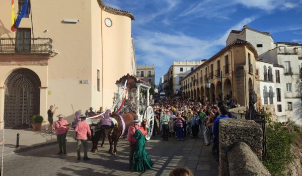 Los peregrinos llegando al Puente Nuevo