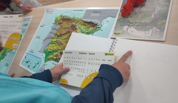 Se han mostrado mapas en relieve y documentos en braille, entre otros elementos adaptados a las personas con discapacidad visual.
