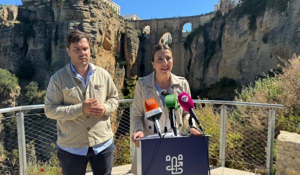 María de la Paz Fernández, junto al delegado de Turismo, Ángel Martínez