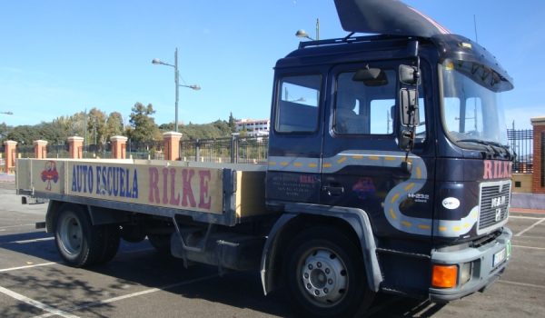 La Policía incautó 38 litros de gasoil procedentes del depósito de un camión similar a este.