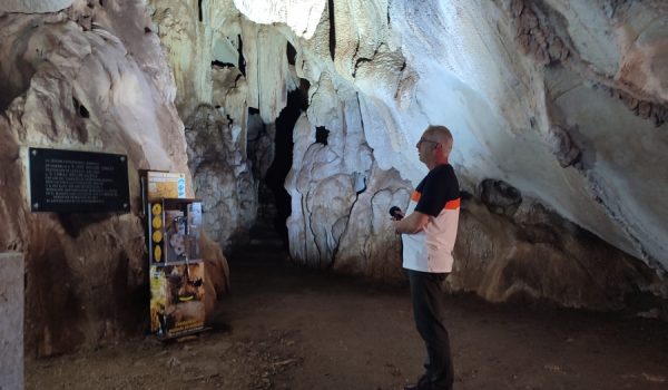 Tomás Bullón en el interior de la cavidad.