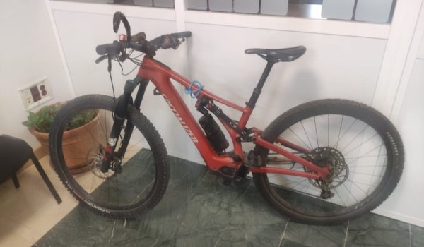 Ambas bicicletas son de la marca Specialized.
