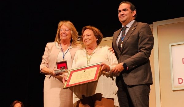 González recogiendo su galardón durante el acto celebrado el pasado sábado en el Teatro Ciudad de Marbella.