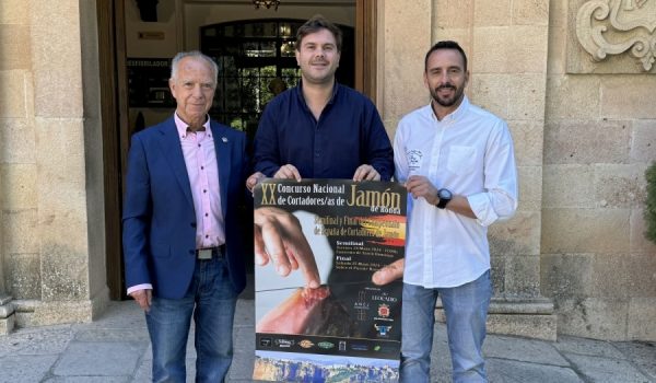 De izquierda a derecha: Leocadio Corbacho, el concejal Ángel Martínez y Alberto Corbacho