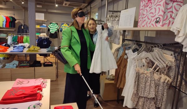 La concejal Cristina Durán ha comprado un vestido para una niña de ocho años en Benetton con los ojos completamente tapados.