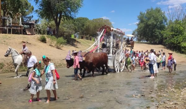 La Hermandad del Rocío de Ronda en su paso por el Vado del Quema