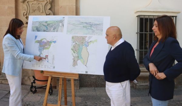 Fernández ha estado acompañado por el delegado de Urbanismo, Jesús Vázquez y la delegada de Obras, Concha Muñoz.