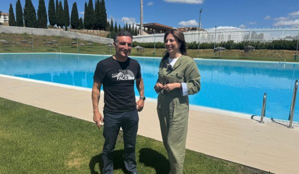 La alcaldesa, María de la Paz Fernández, junto al delegado de Deportes, Bernardo Crespo