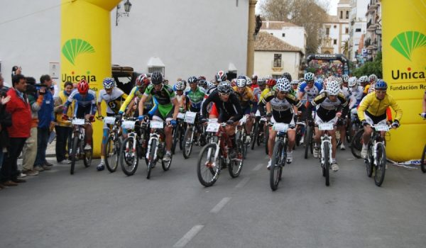 Imagen de la salida de los competidores de bicicleta de montaña.