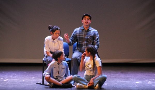 Alumnos del IES Pérez de Guzmán durante su interpretación