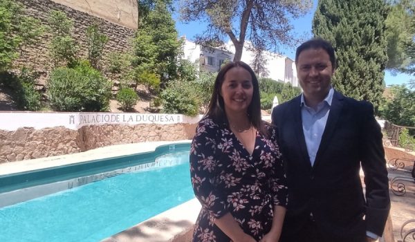 Morales y Arnal junto a la piscina del establecimiento