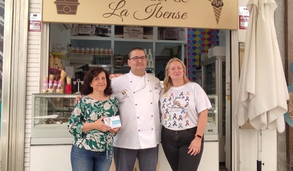 Isa Guerrero, Raúl Rico y Lola García frente al obrador de La Ibense de Ronda