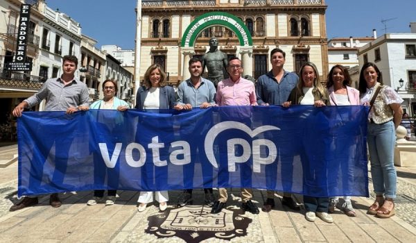 Los populares pidiendo el voto en la plaza del Socorro
