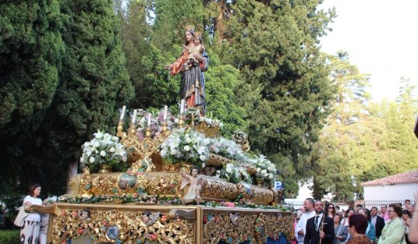 María Auxiliadora en su paso por la plaza Duquesa de Parcent