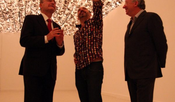 El artista rondeño, acompañado del alcalde de Málaga y el Comisario de la exposición.