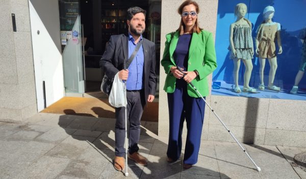 El responsable territorial de la entidad nacional junto a la delegada de Igualdad y Servicios Sociales, Cristina Durán, en el desarrollo de una actividad celebrado durante la Semana del Grupo Social ONCE.