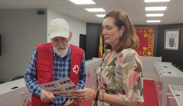 Antonio Lasanta, presidente de la asamblea local de Cruz Roja, junto a Cristina Durán, delegada de Derechos Sociales