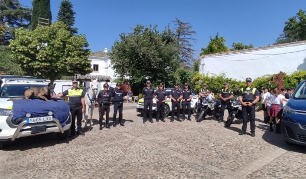 Los alumnos han conocido en la plaza Teniente Arce los distintos recursos que se disponen para controlar el tráfico, pudiendo acceder a los coches patrulla o conociendo incluso la patrulla a caballo.