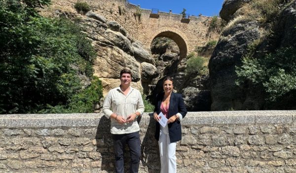 La alcaldesa, María de la Paz Fernández, junto al delegado de Contratación, Jorge Fernández