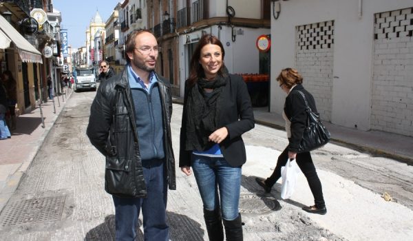 Ya se está colocando el acerado en ambos viales y se ha iniciado el asfaltado del último tramo de la calle Los Remedios.