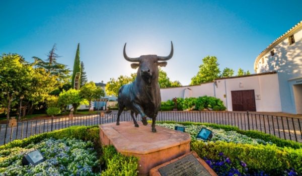 Monumento en homenaje al toro situada en la plaza Teniente Arce.