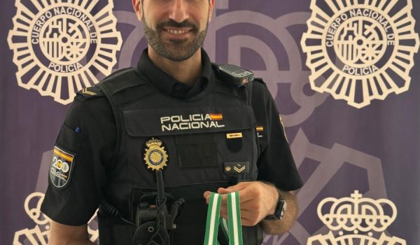 El policía nacional y atleta profesional, Juan Carlos Moreno, posa con sus dos medallas de oro conseguidas recientemente