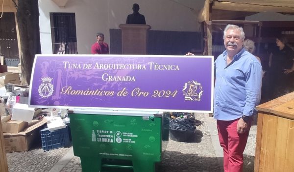 Montero posa con el cartel especial que han realizado para esta edición