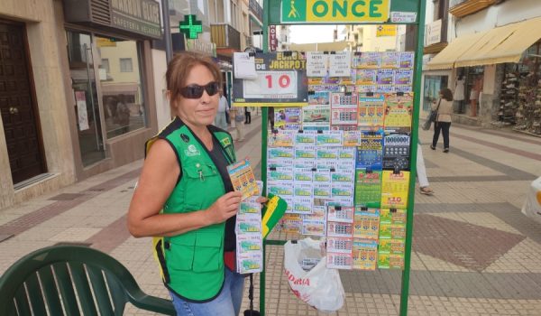 Esta agente vendedora suele estar instalada en el último tramo de Carrera Espinel.