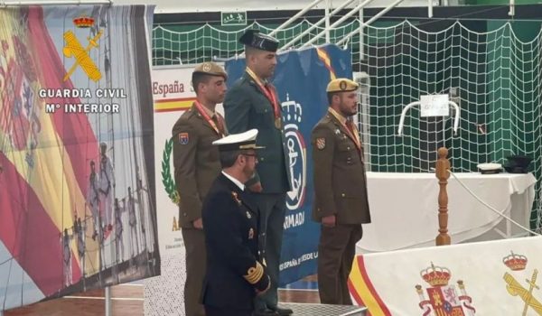 El guardia civil Francisco Gómez, en lo más alto del podio flanqueado por dos judocas del Ejército de Tierra