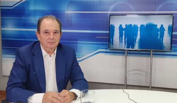 El doctor José Miramón en los estudios de Canal Charry TV
