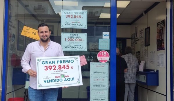 Ismael Hoyos, en la puerta del establecimiento