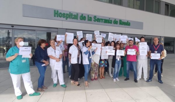 Decenas de sanitarios se han concentrado a las puertas del hospital