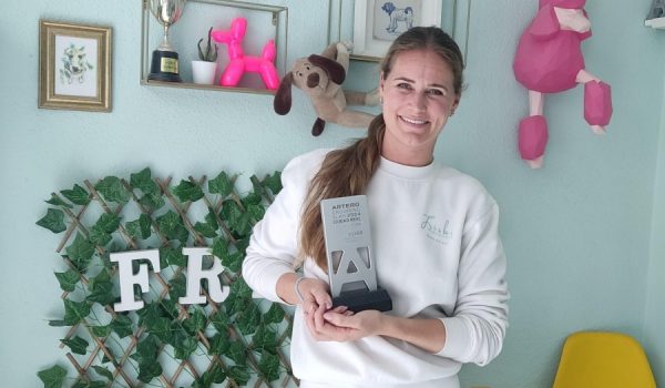 Alexandra en su peluquería canina, Frisbi